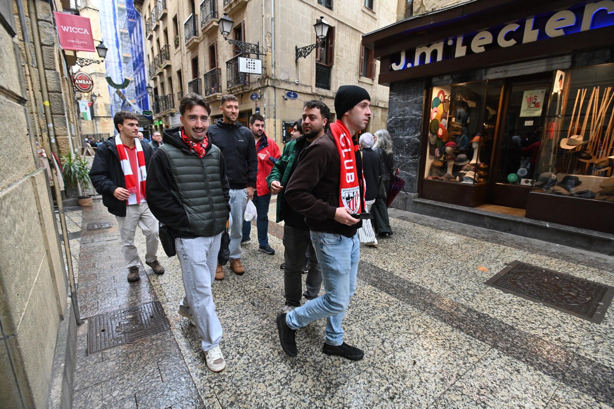 En imágenes: gran ambiente entre aficiones en la previa del derbi