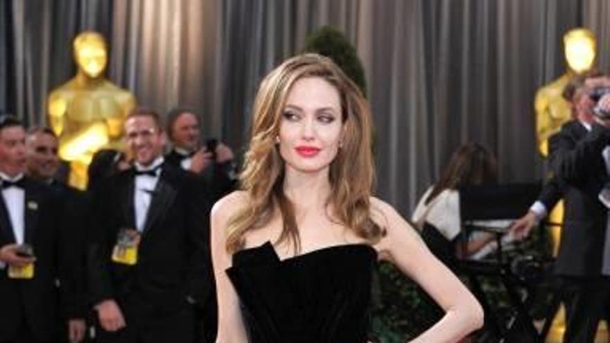La pierna de Angelina Jolie ya tiene cuenta en Twitter
