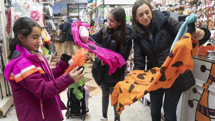 La actividad es frenética en busca de disfraz en La Casa de las Fiestas en los días previos a Carnaval