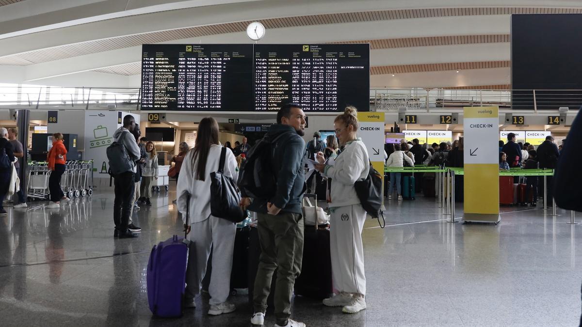 Varias personas en la zona de salidas del aeropuerto de Bilbao