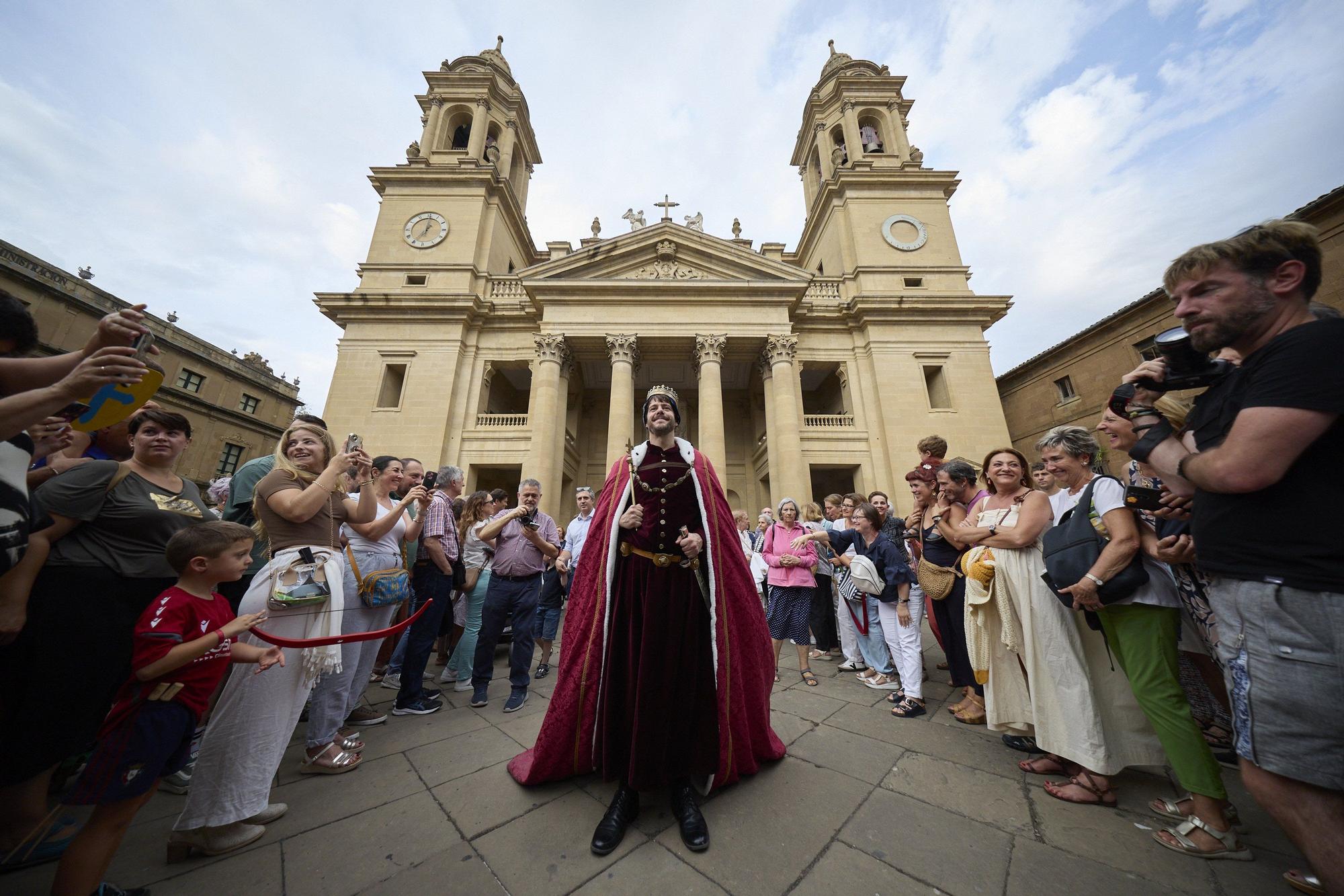 Fotos de la ceremonia de coronación de Carlos III, rey que unificó los tres burgos de Pamplona