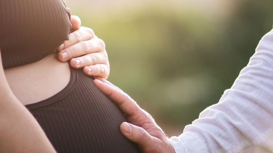 El nacimiento que asombra a los médicos: cuatro bebés idénticos y un embarazo casi imposible