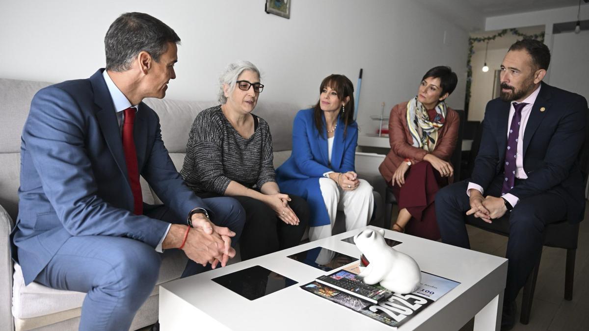 Pedro Sánchez, en casa de una beneficiaria de una VPO en Arkaiate junto a Maider Etxebarria, Isabel Rodríguez y Denis Itxasovisita una promoción de pisos de alquiler social en Arkaiate