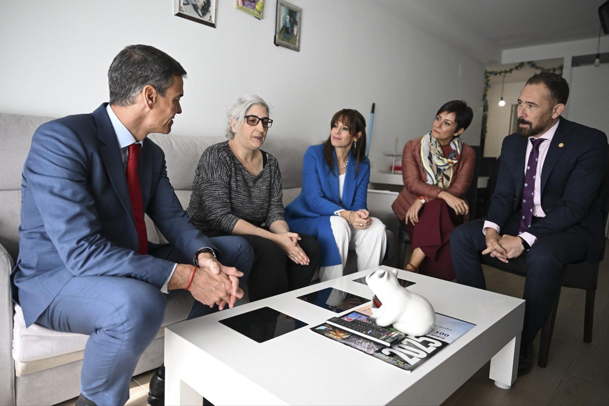 En imágenes: Pedro Sánchez visita una promoción de pisos de alquiler social en Arkaiate