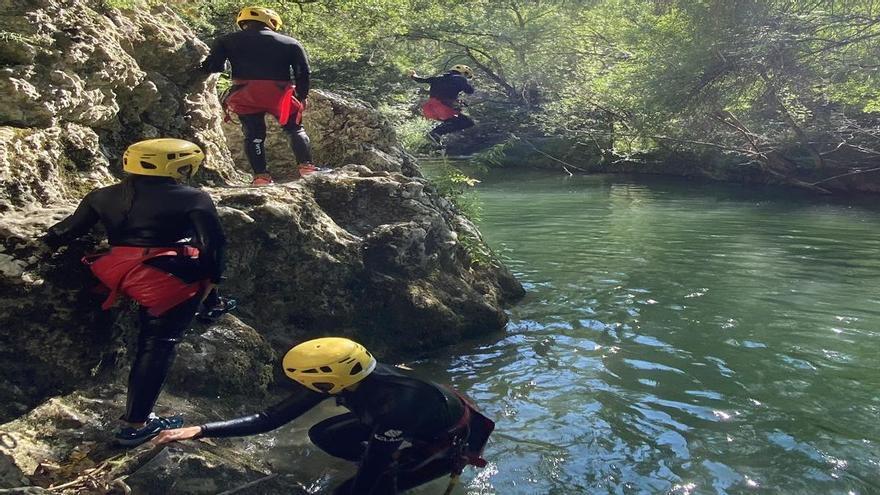 Descubre el ‘river walking’, la actividad de moda en Tierra Estella