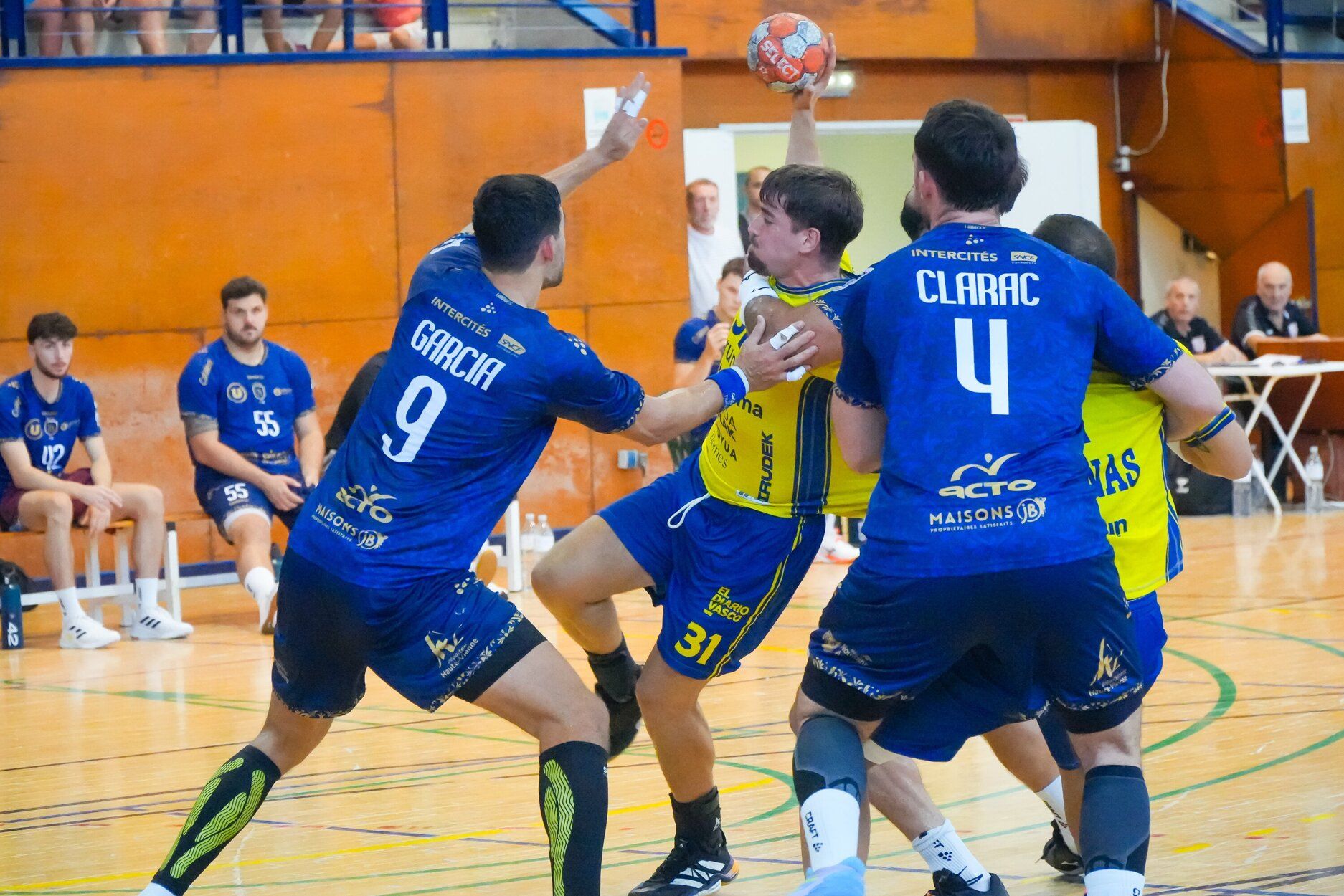 El capitán del Irudek Bidasoa Irun, Gorka Nieto, durante la final del Torneo de Egia ante Limoges