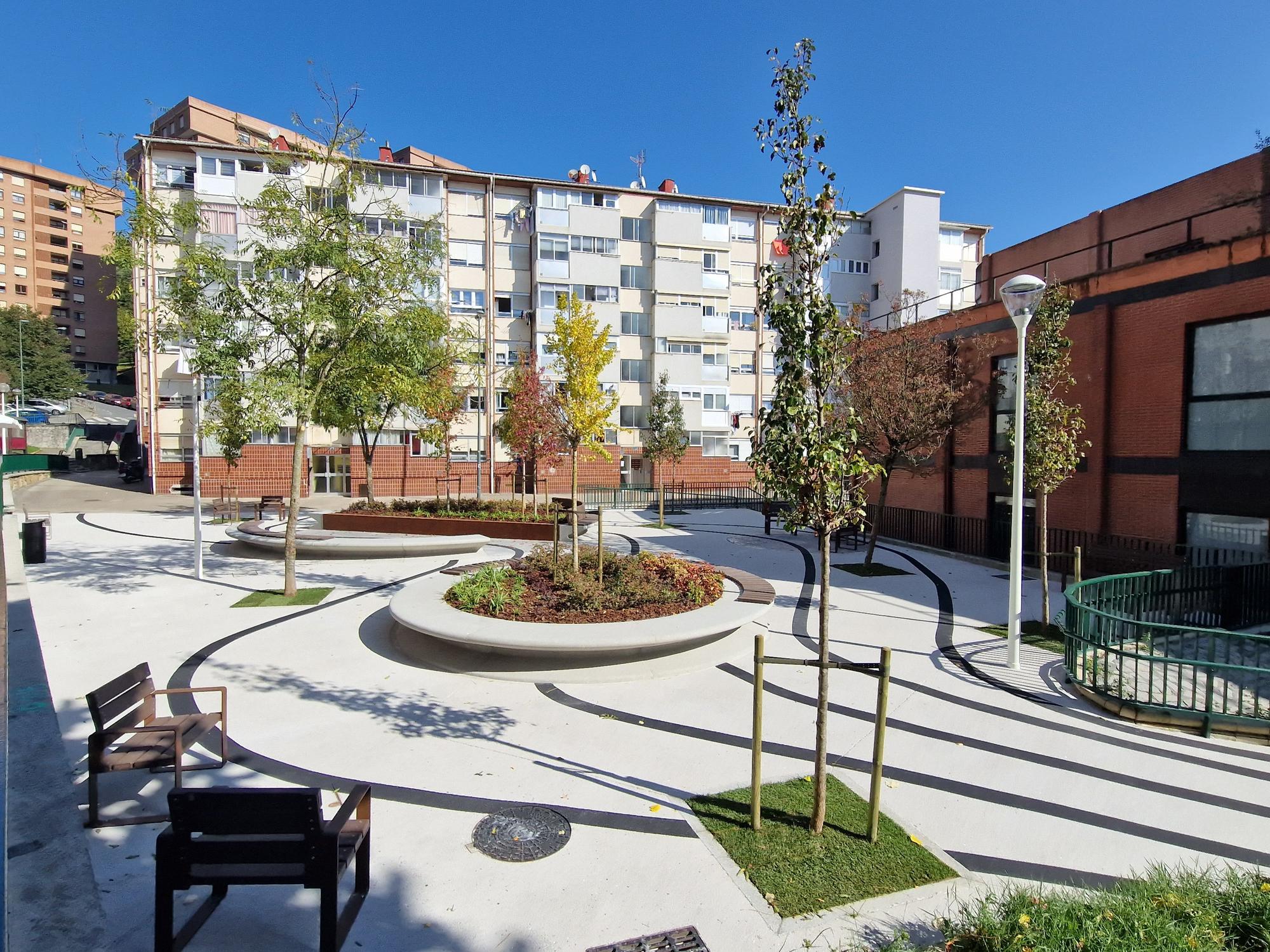 Así luce la renovada plaza Zizeruena de Otxarkoaga