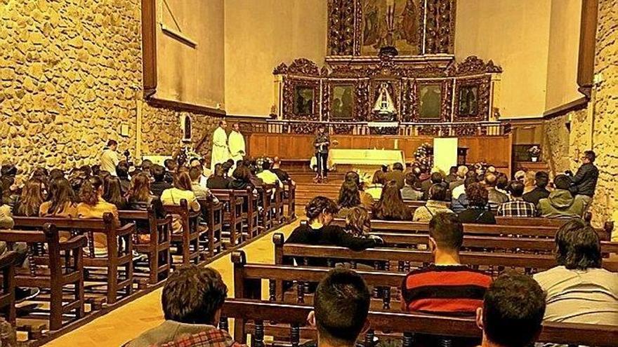 Amaia Gorostiza se dirige a los integrantes del Eibar durante el acto de la ofrenda floral, ayer en Arrate.