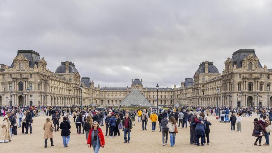 El Louvre reabre sus puertas con restricciones tras el robo de las joyas de la corona