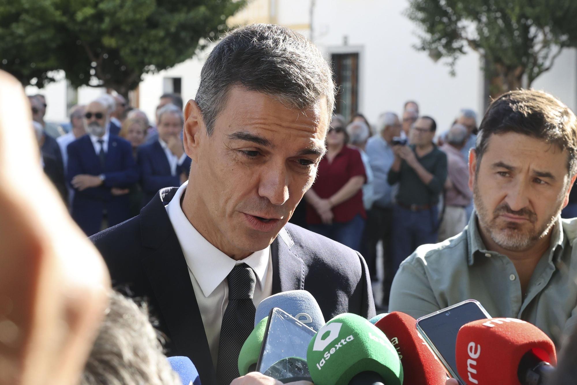 Multitudinaria despedida a Fernández Vara