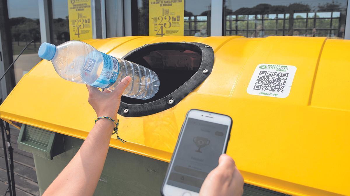 Código QR en un contenedor de reciclaje.