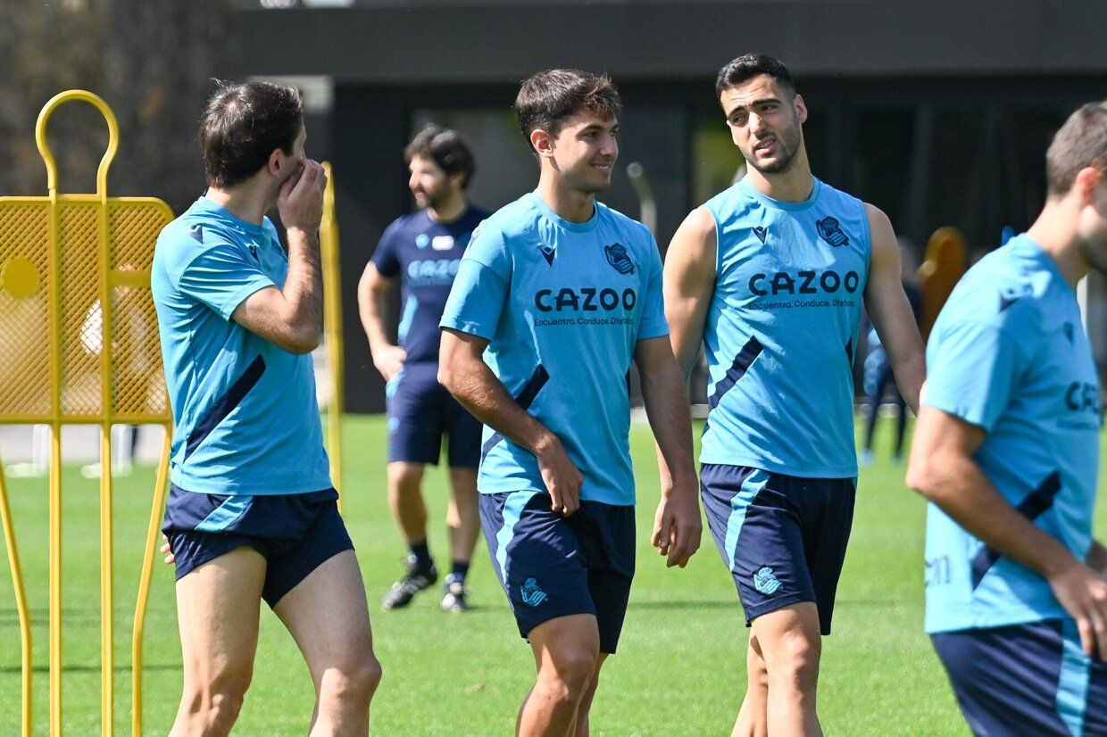 La Real se entrena junto a su afición en Zubieta.