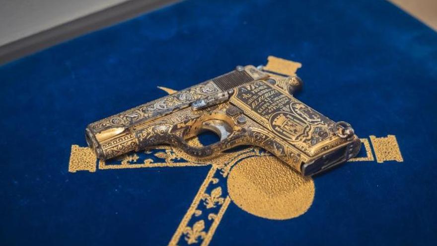 Francia devuelve la pistola con la que Eibar obsequió a Alcalá Zamora en 1932