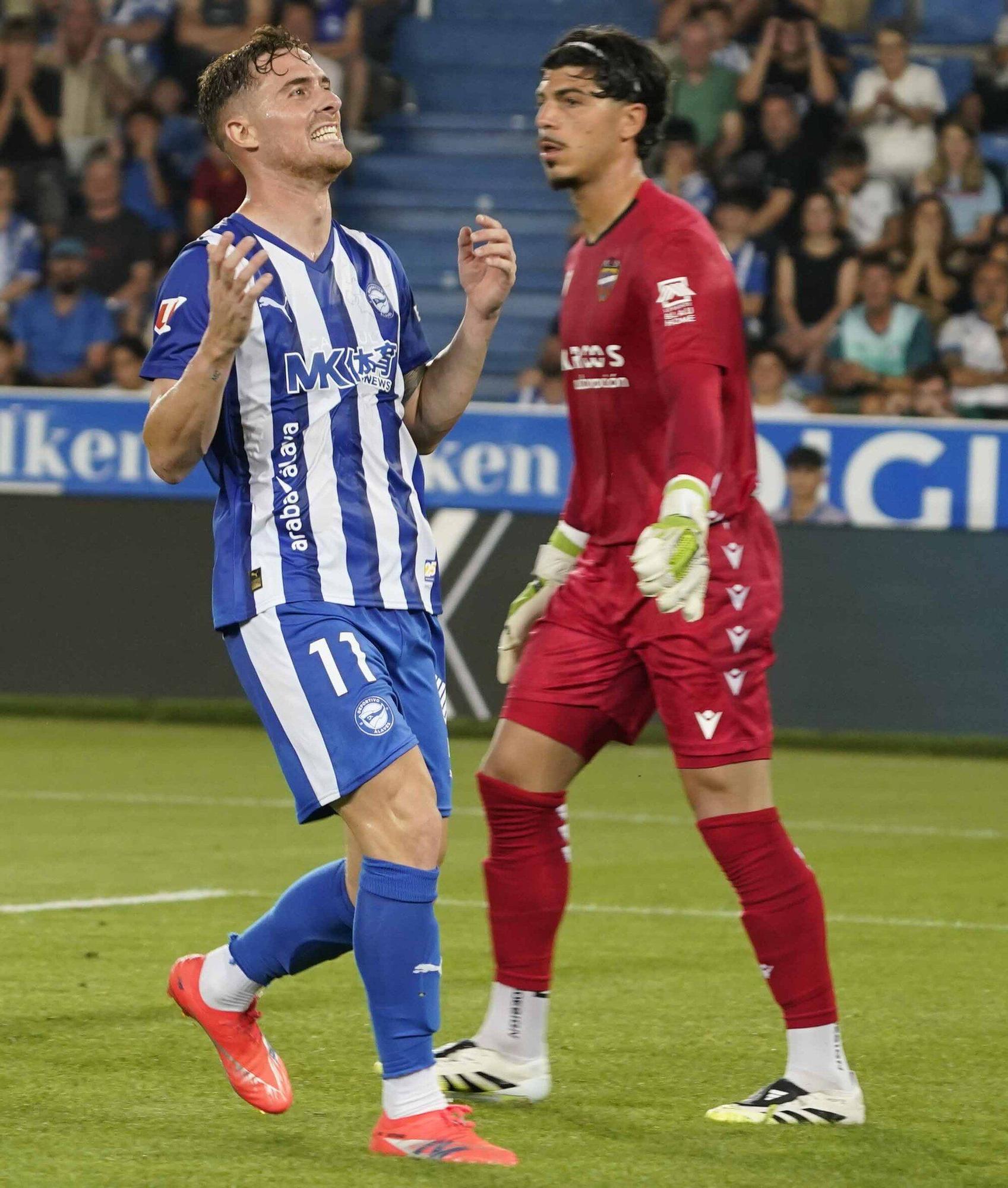 En imágenes: Así está siendo el debut liguero del Alavés contra el Levante