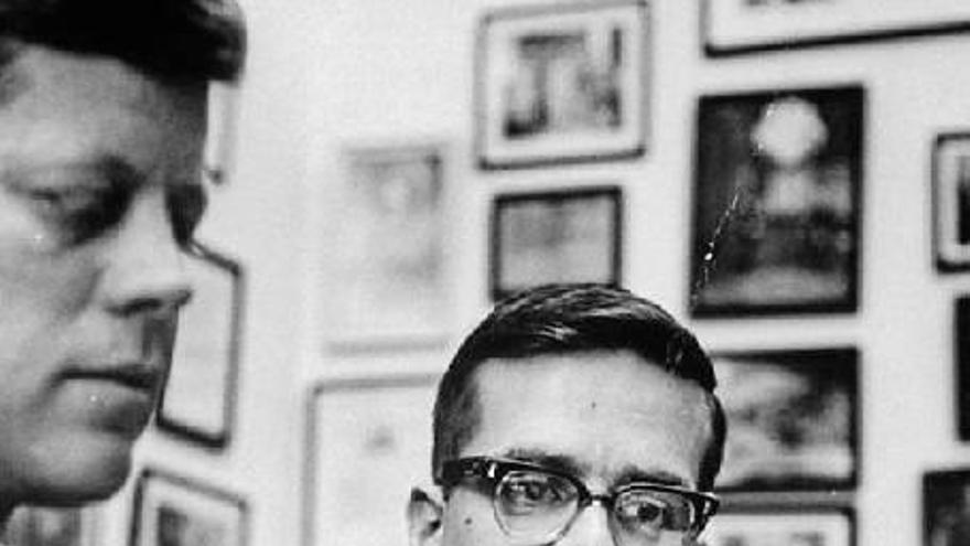 Kennedy lee, en presencia de Thedore Sorensen, uno de los discursos escritos por su asesor.