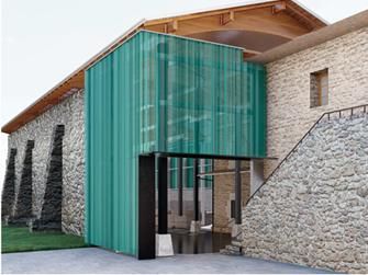 Acceso trasero al frontón con el diseño arquitectónico metálico