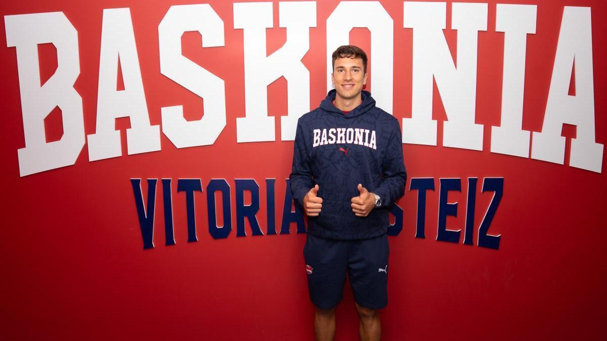 Matteo Spagnolo, en su llegada a Vitoria-Gasteiz.