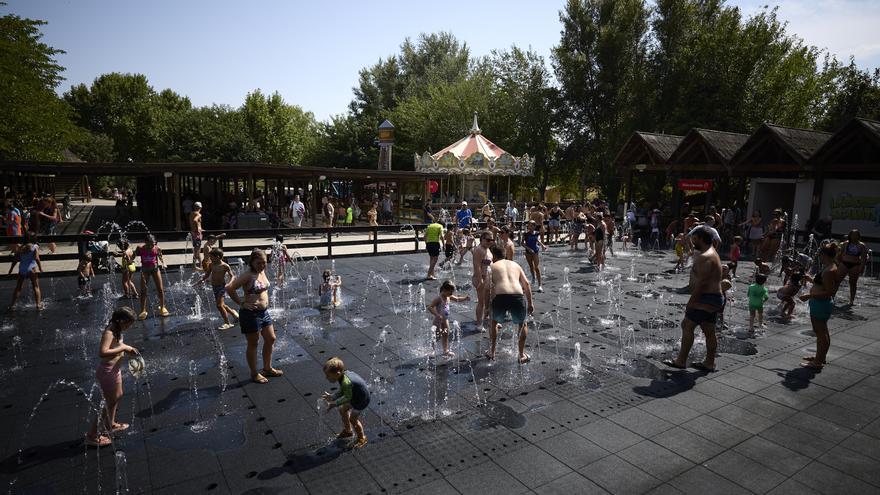 En fotos | Así combaten los más pequeños el calor en Sendaviva antes del eclipse