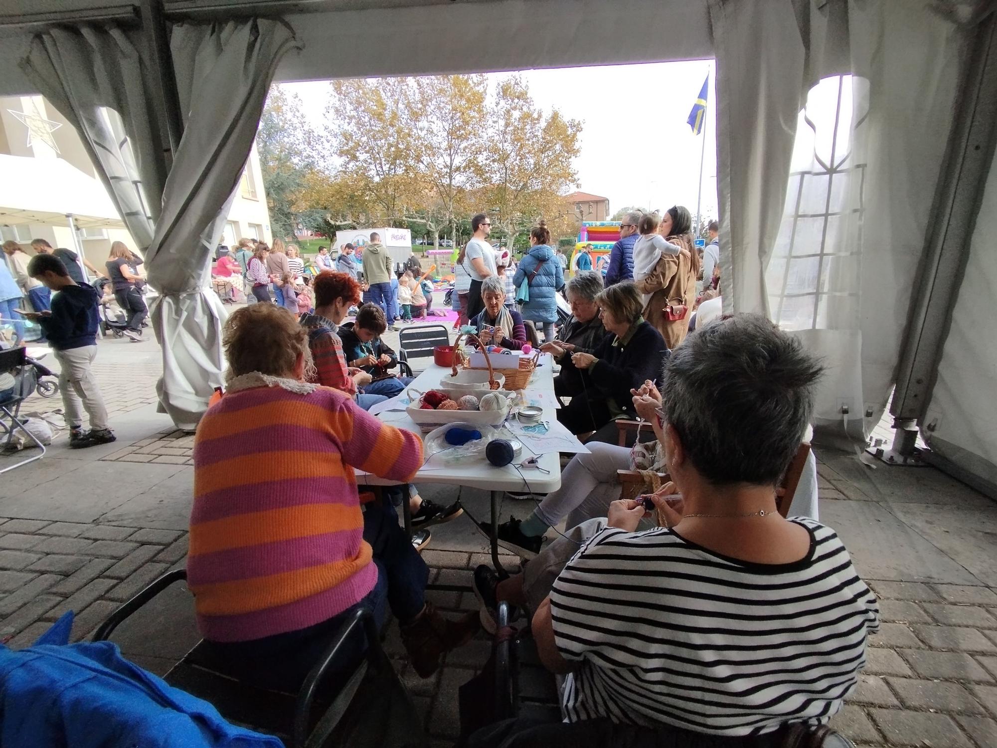 La plaza del ayuntamiento de Sopela acogió diversas actividades solidarias.
