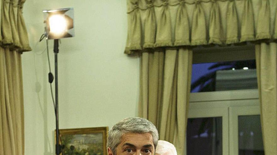 El primer ministro de Portugal, José Sócrates (i), y el ministro de Finanzas, Teixeira dos Santos (d), se preparan para hablar a la prensa