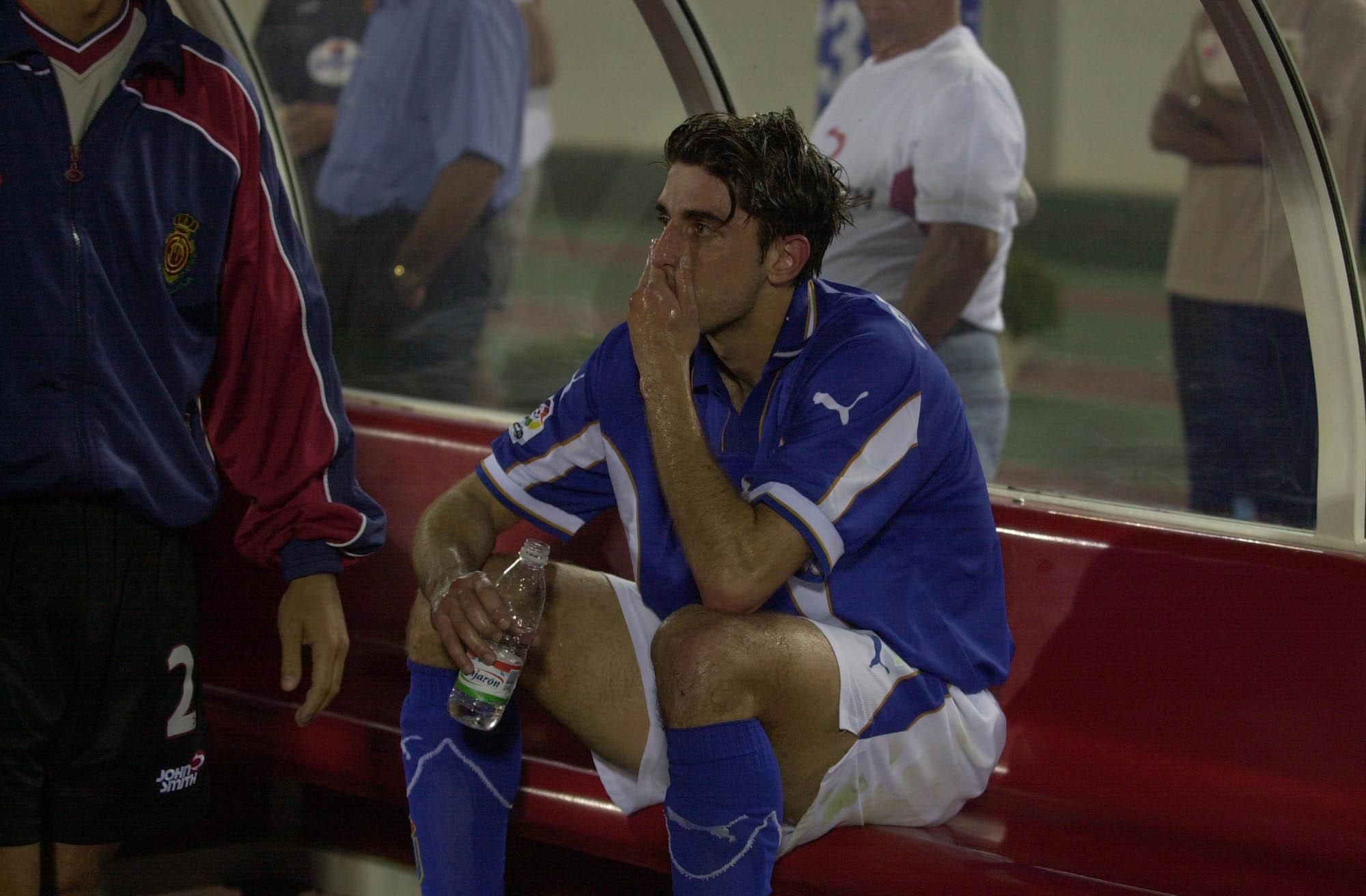 Veljko Paunovic, actual entrenador del oviedo, lamentando el descenso a Segunda en el banquillo de Son Moix, en 2001.
