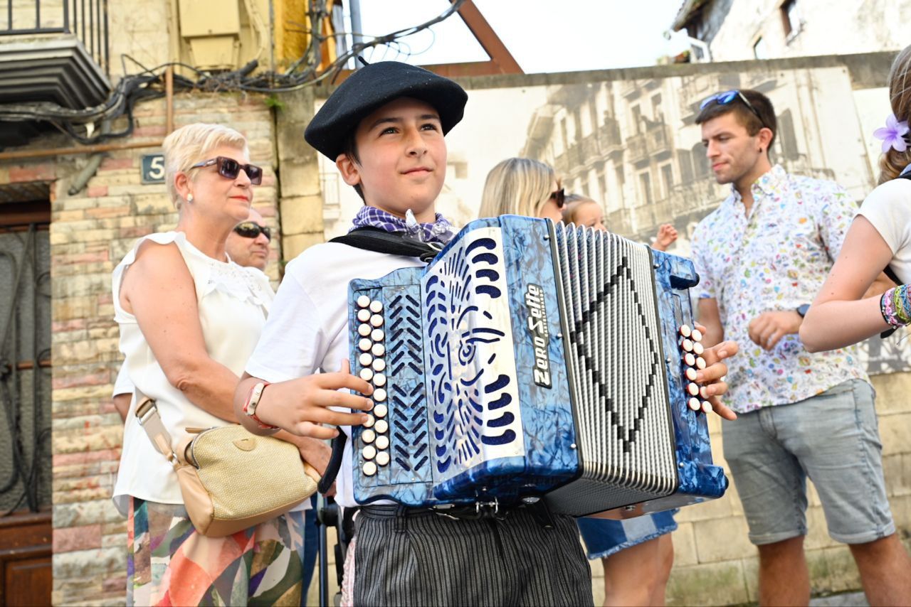 Gran ambiente en el desfile de la Euskal Jira de Irun