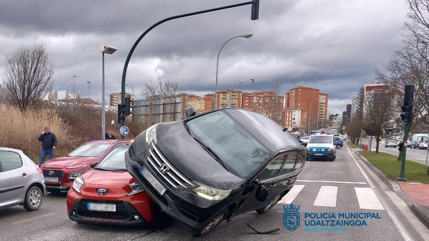 Espectacular colisión frente a la UPNA sin heridos