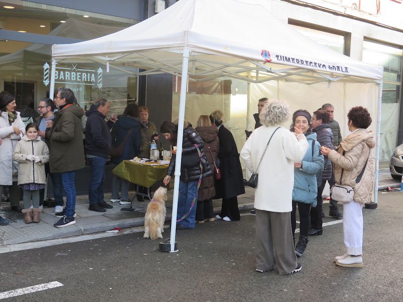 La fiesta de reapertura de la peluquería Itxura de Zumarraga
