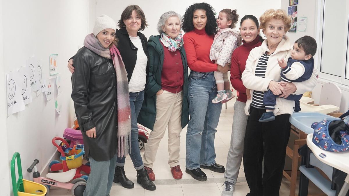 Mari Jose Alberdi, segunda por la izquierda, junto a otras voluntarias, madres y niños en Txiki Txoko.