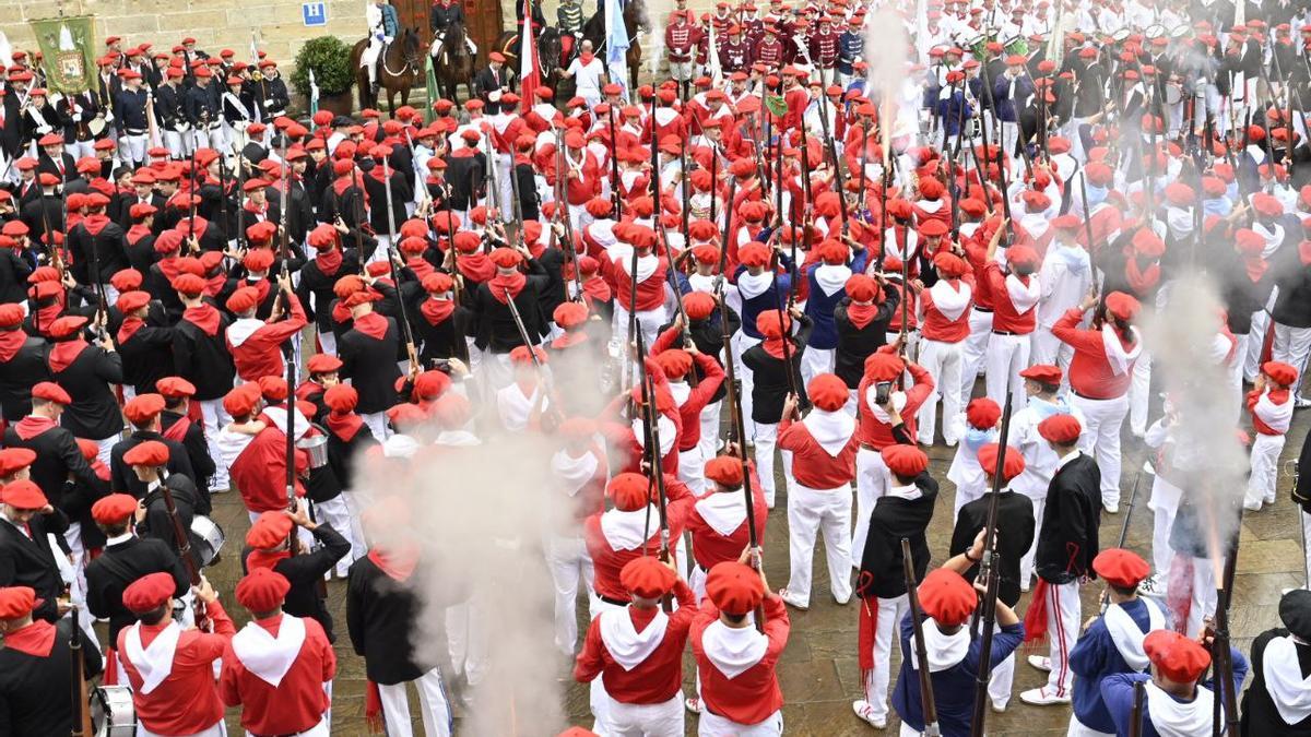 El Alarde desfila por las calles de Hondarribia