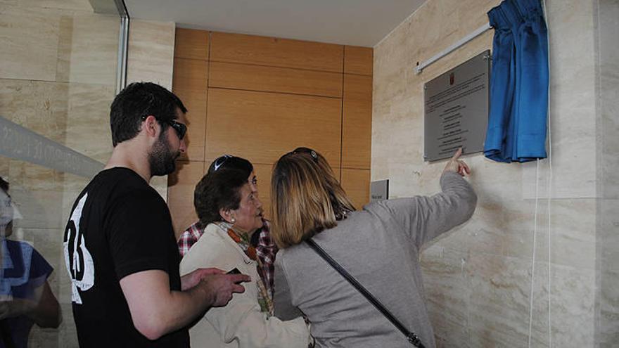 Unos vecinos de Falces leen la placa conmemorativa que se colocó ayer en la casa consistorial.