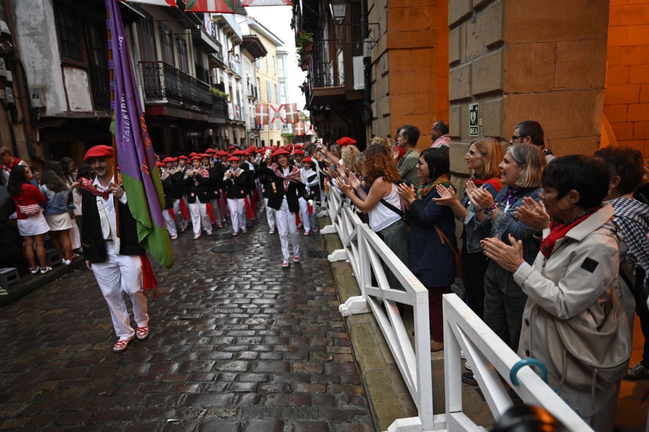 La compañía Jaizkibel desfila en Hondarribia
