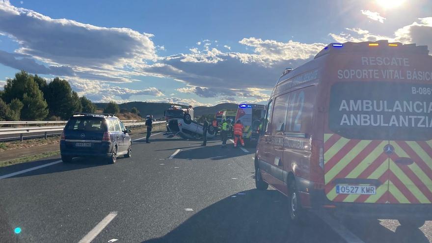 Dos conductoras heridas tras colisionar un coche con un vehículo averiado en la Autovía del Camino