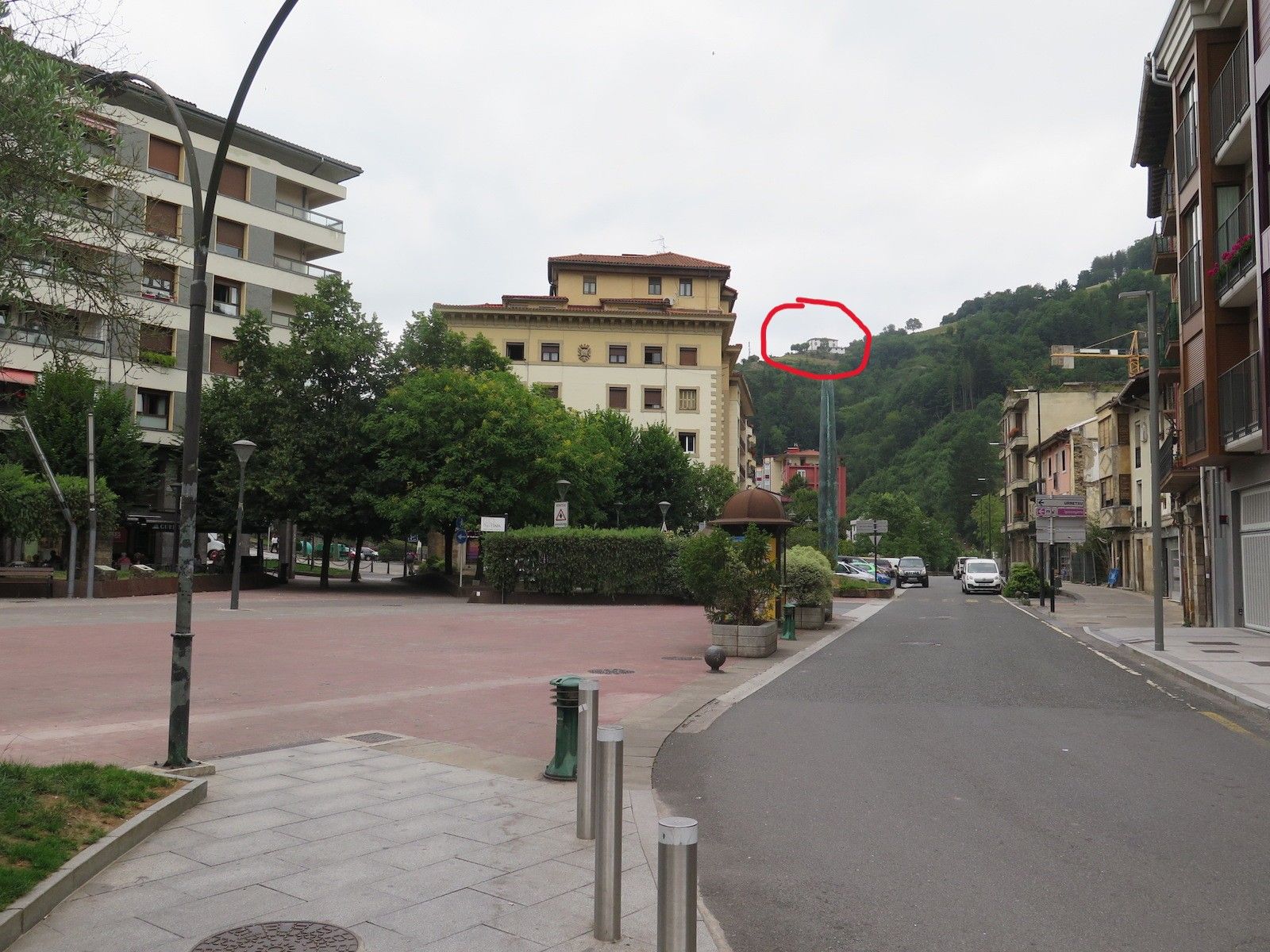 Aizpuru, desde la plaza Areizaga-Kalebarren de Urretxu y Zumarraga.
