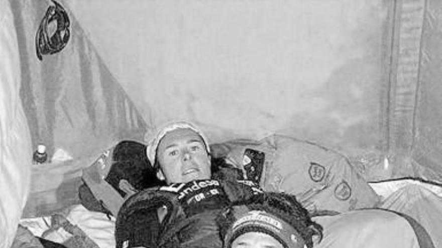 Txikon y Pasaban, en la tienda de campaña.