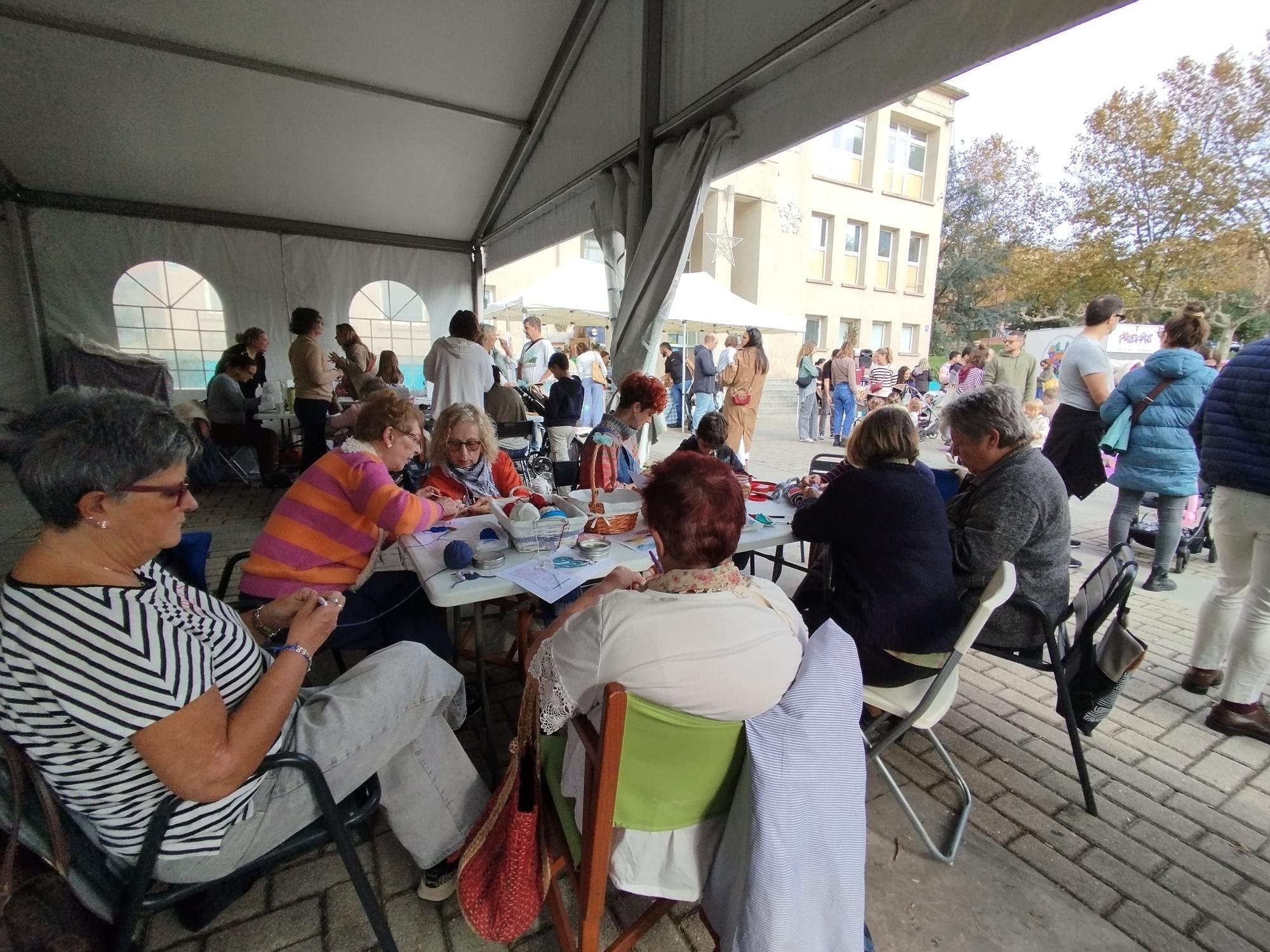 La plaza del ayuntamiento de Sopela acogió diversas actividades solidarias.