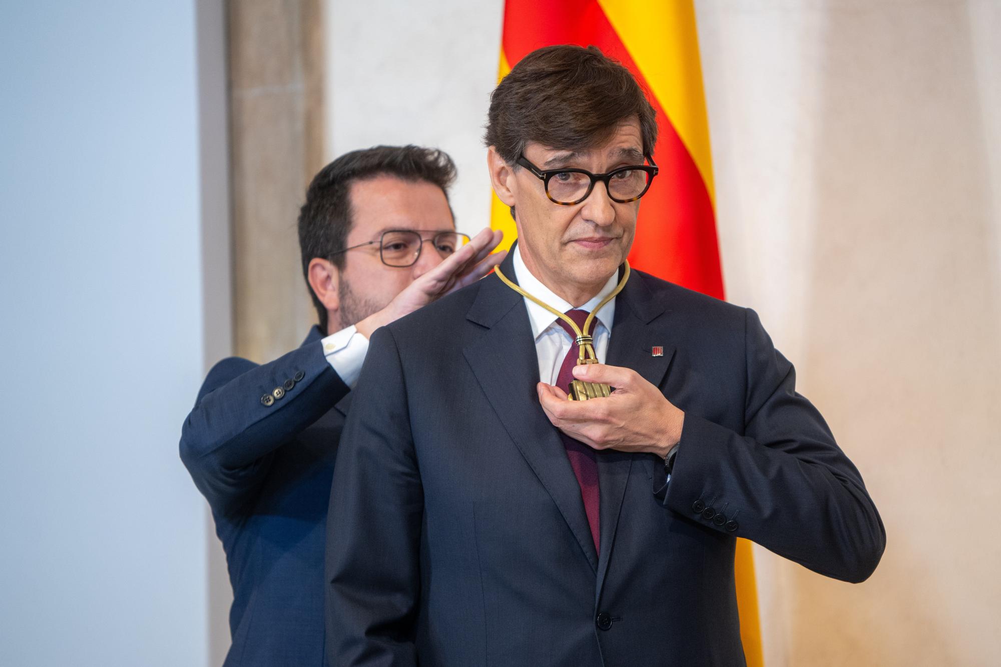 Toma de posesión de Salvador Illa como president. A la derecha, el TC delibera sobre la amnistía.