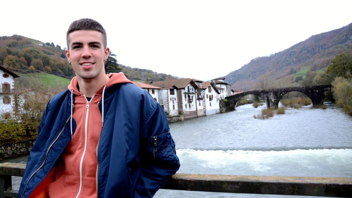 Ekaitz Bertiz en el puente de Sunbilla en una entrevista para DIARIO DE NOTICIAS