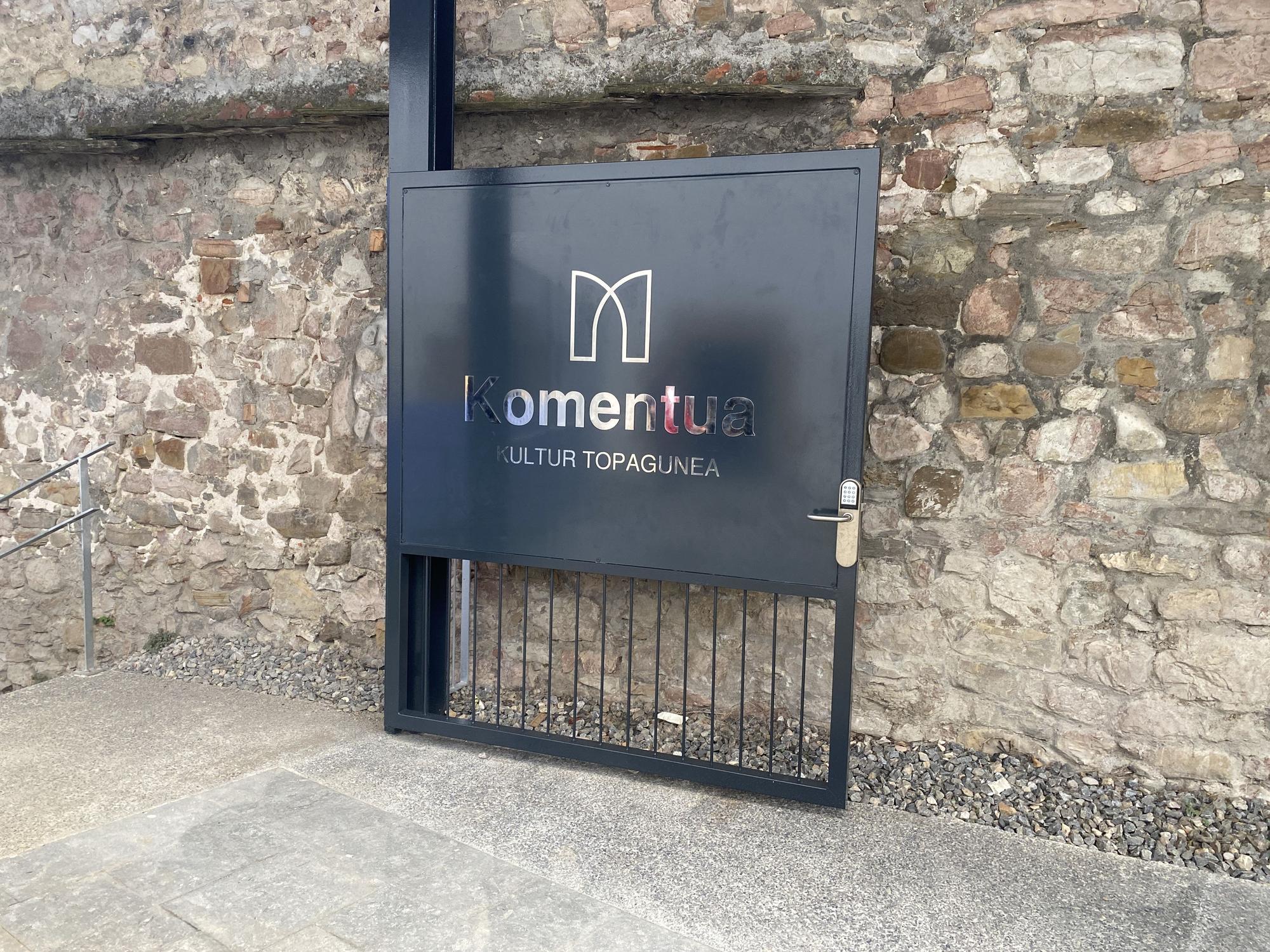 Imágenes de la inauguración de la nueva Casa de Cultura de Zumaia, con detalles del patrimonio conservado y la participación de la gente que acudió a la inauguración.