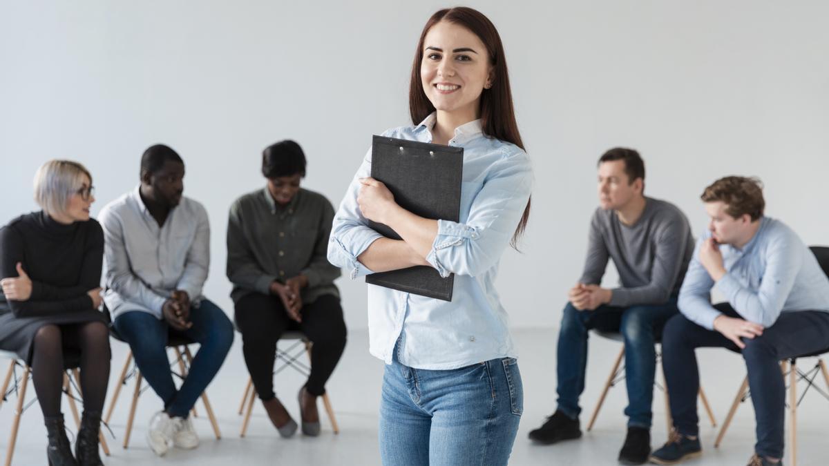 Una encargada de selección de personal entrevista a varias personas.