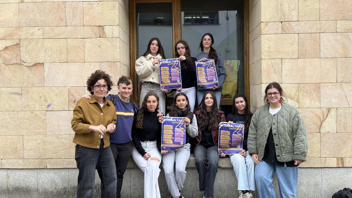 Aretxabaletarras que viajaron a Polonia y han diseñado el programa de actividades para el gazteleku, con la técnica de Juventud, Maider Etxaniz, y la edil Ainhoa Sánchez.