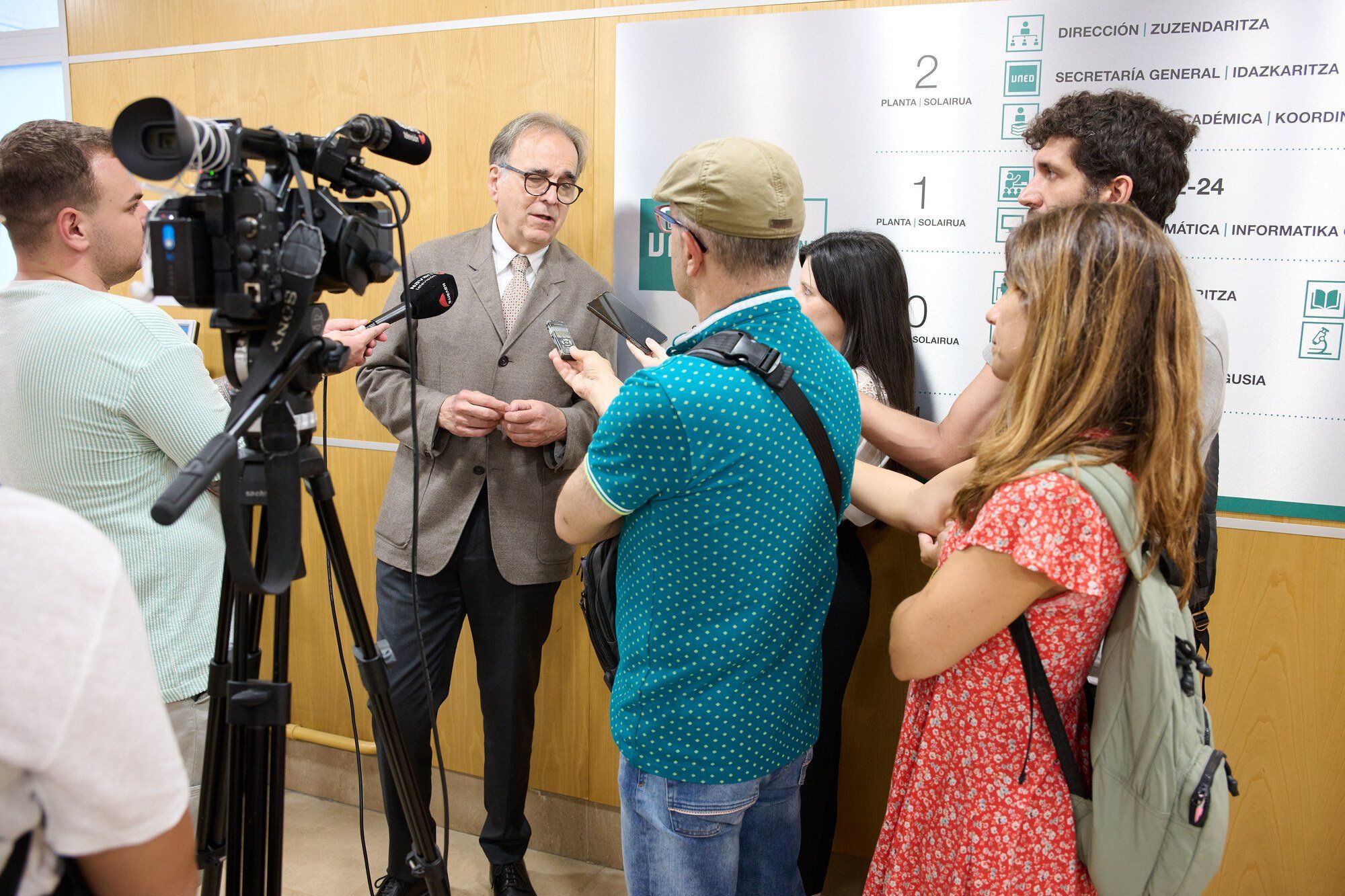 El ministro Joan Subirats participa en la mesa redonda de la UNED 'El futuro de la Universidad'