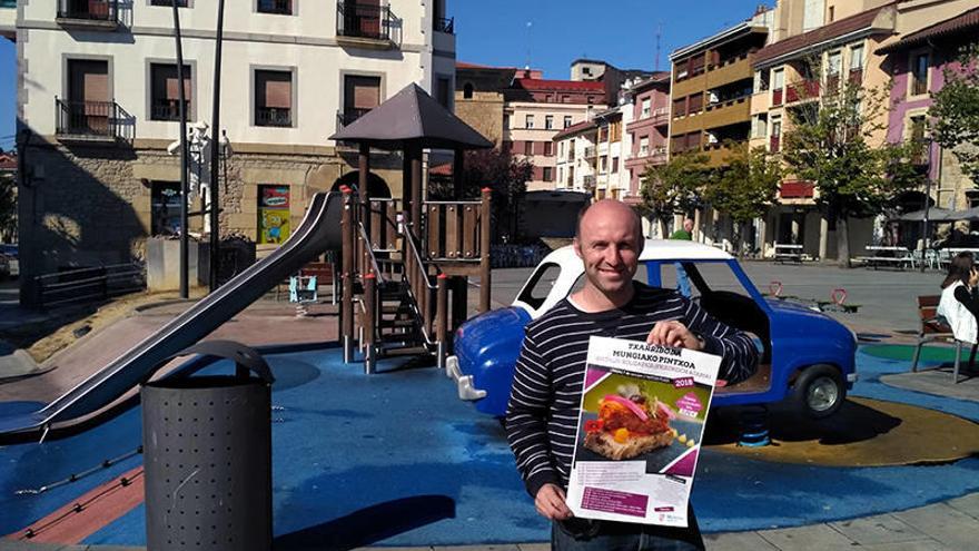 David López Coque posa con el cartel del evento.Foto: Oier Pérez