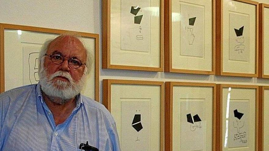 El escritor Félix Maraña, junto a la muestra con dibujos de Jorge Oteiza.