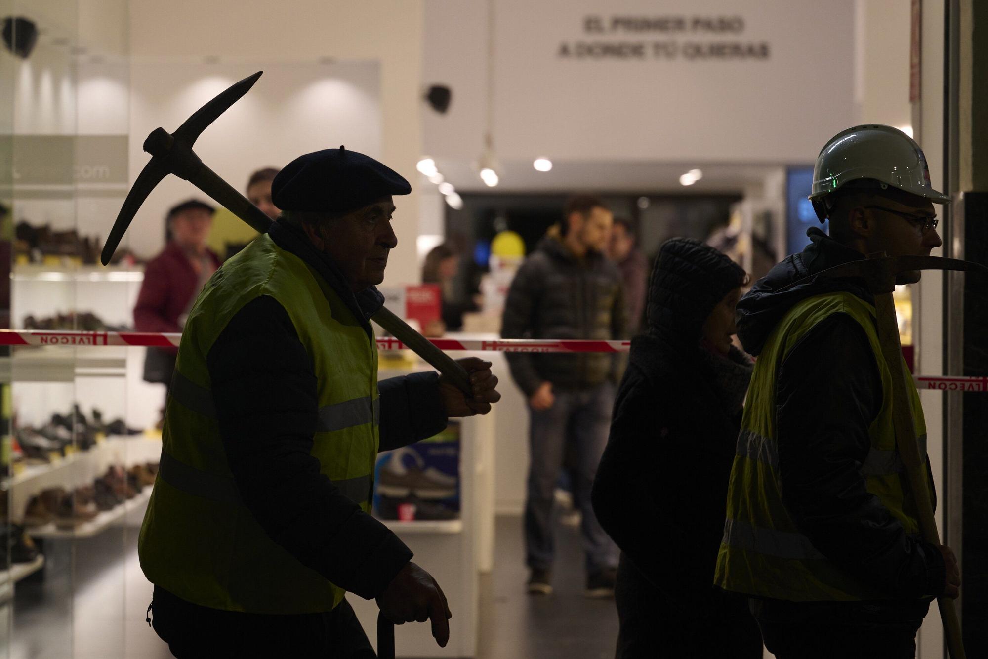 Manifestación de las asociaciones memorialistas para pedir el derribo del Monumento