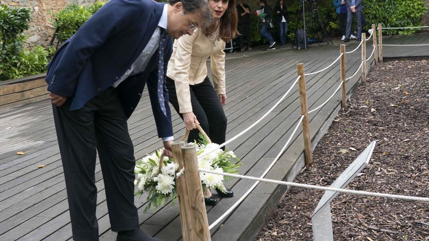 En imágenes: Homenaje en Vitoria a los fallecidos por covid en Euskadi