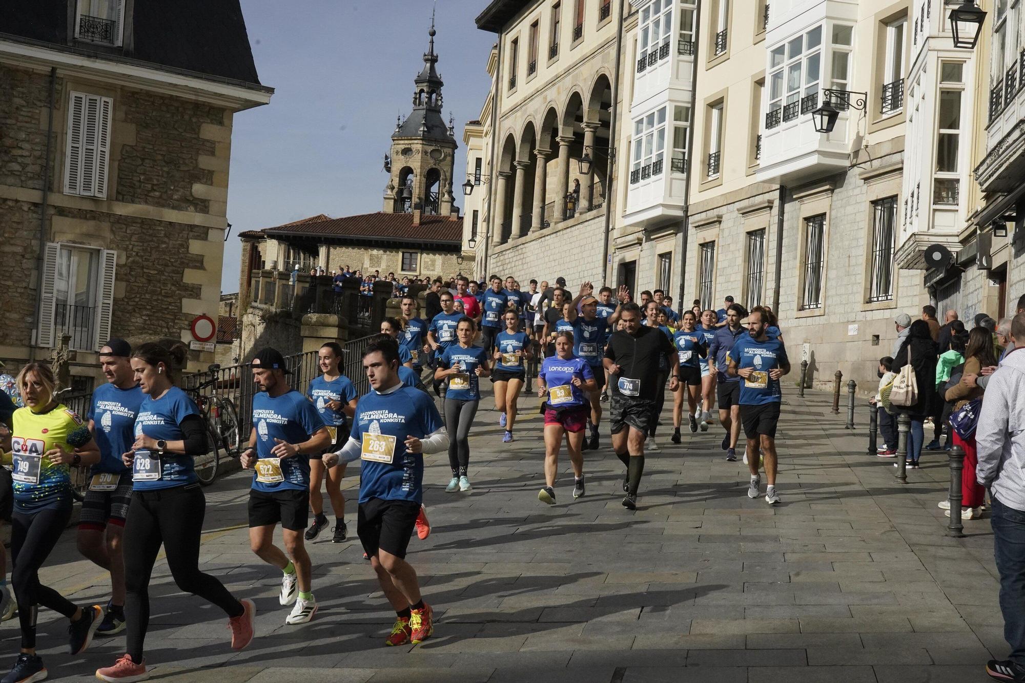 En imágenes: Miles de personas conquistan la Almendra de Gasteiz