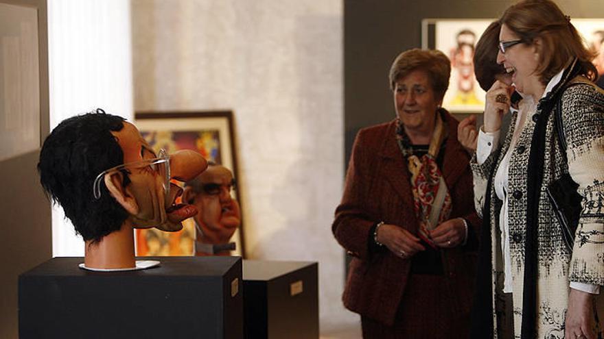 Visitantes observando los guiñoles de Jesús Zulet expuestos bajo el título &quot;Y el trazo se hizo carne. Los guiñoles de Zulet&quot;en el II Salón Internacional del Cómic de Navarra.