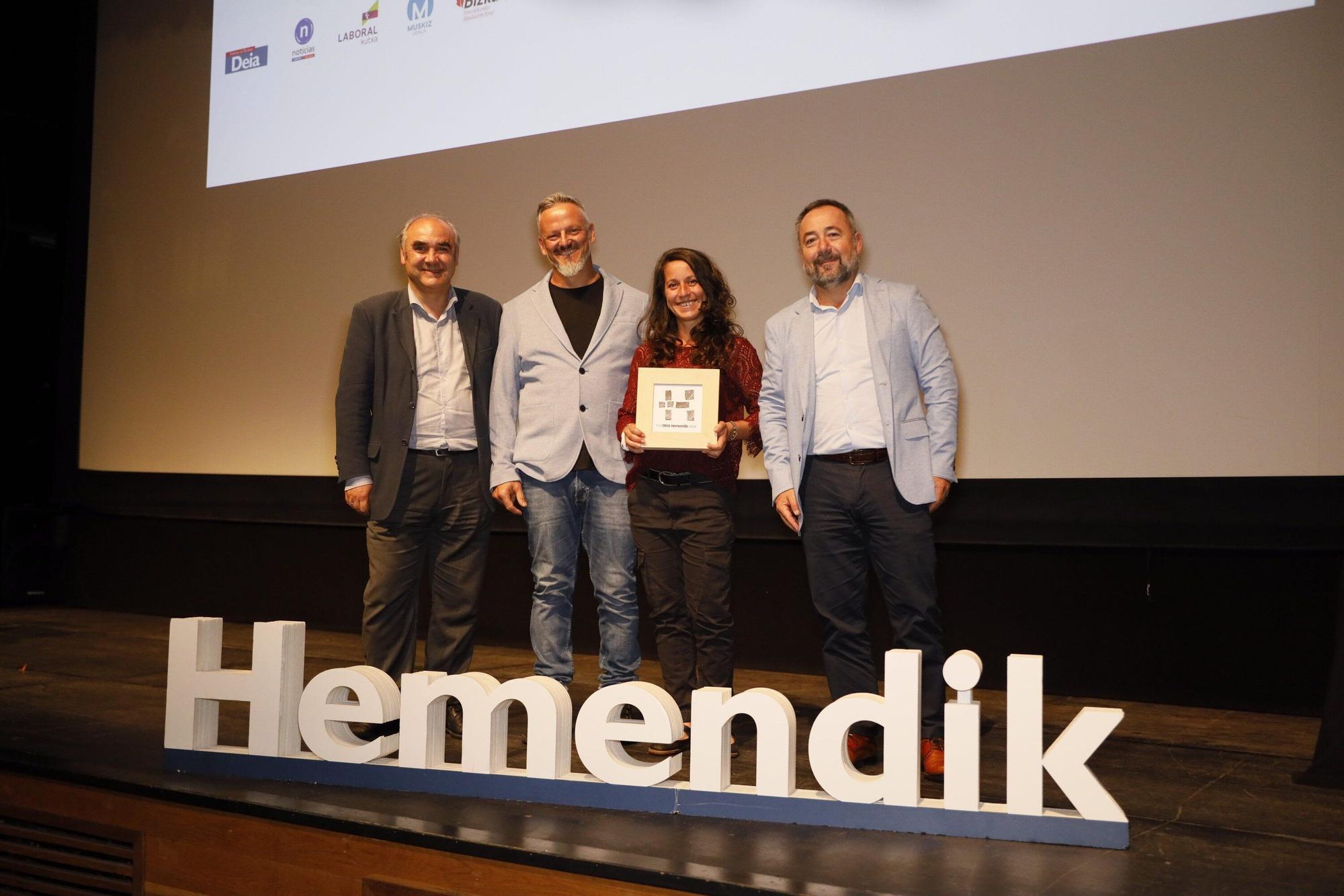 Natxo Álvarez y Pedro Durán de Laboral Kutxa entregaron el premio a Paulo Astorga y Vero Cid de Zapalan Elkartea