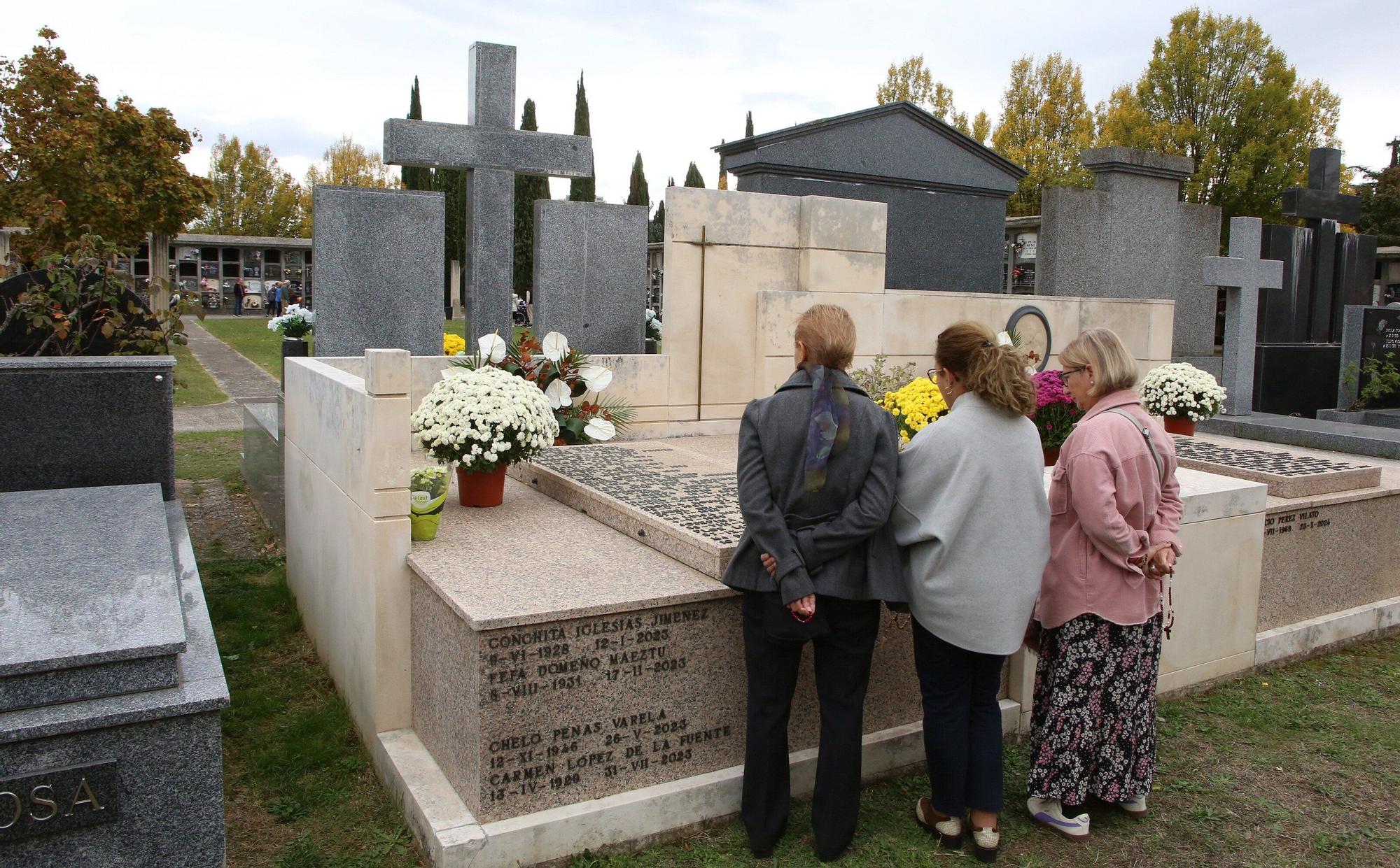 Miles de ciudadanos visitan a sus allegados en los cementerios de Navarra